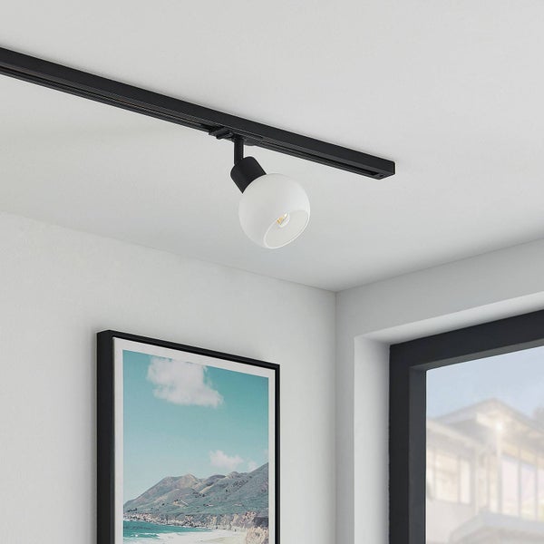 Strahler für Schienensystem mit schwarzer Schiene und weißem kugelförmigem Glasschirm an der Zimmerdecke.