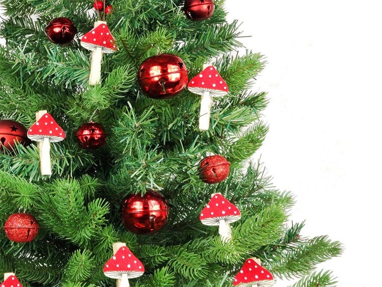 Weihnachtsbaumschmuck Set bestehend aus Pilz-Holzklammern und Glocken für die Weihnachtsdekoration am Tannenbaum.