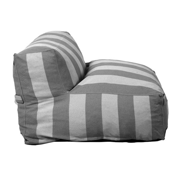 Gestreifter Sitzsack in Sesselform.