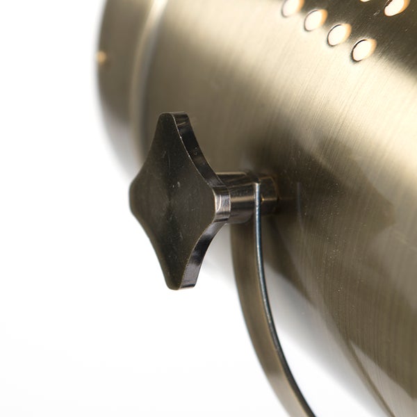 Detailansicht einer metallischen Lampenhalterung mit Drehknopf zur Ausrichtung eines Strahlers