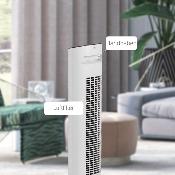 Turmventilator mit Tragegriff und Luftfilter in einem hellen Wohnzimmer mit modernen Möbeln und einer Zimmerpflanze.