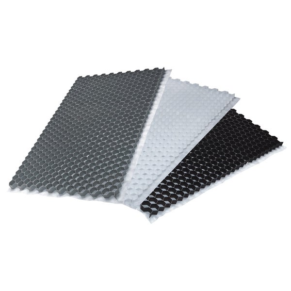 Kiesstabilisierungsmatten mit Wabenstruktur und Geotextil in Grau, Weiß und Schwarz.