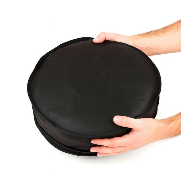 Runde Aufbewahrungstasche aus Stoff in den Händen