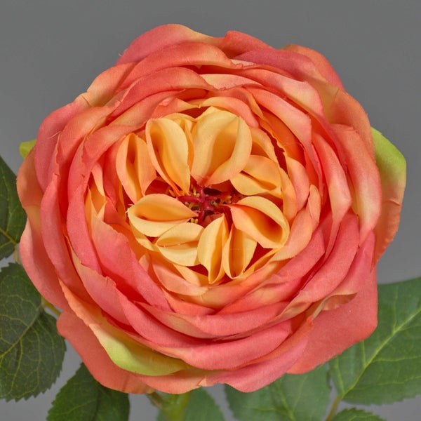 Nahaufnahme einer roten und orangefarbenen künstlichen Rose aus Textilgewebe.