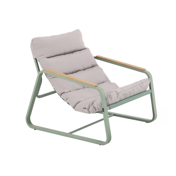 Moderner Loungesessel mit grünem Metallgestell, Armlehnen aus Holz und hellgrauer Polsterung für Garten oder Terrasse.