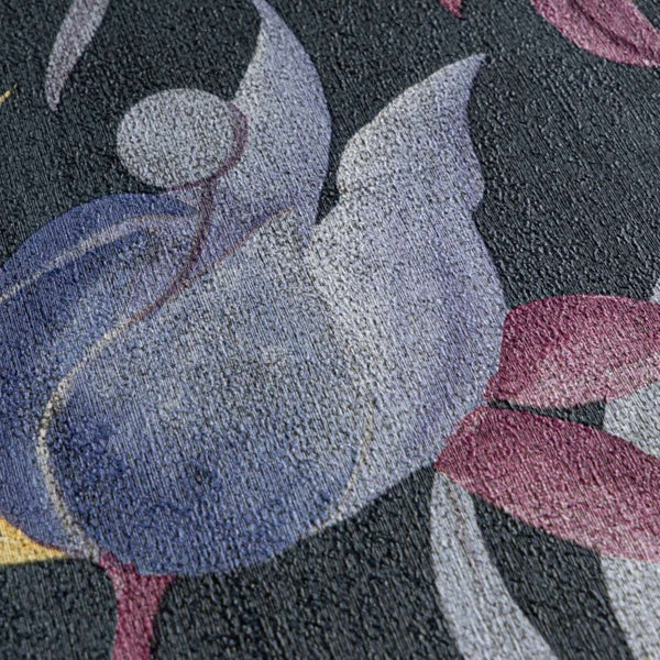 Strukturierte Tapete mit floralem Blumenmuster auf dunklem Untergrund