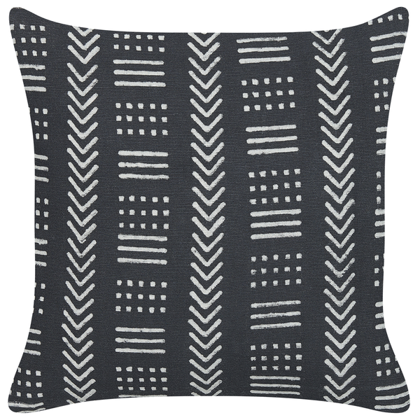 Quadratisches Dekokissen in Schwarz und Weiß mit geometrischem Muster aus Streifen, Punkten und Pfeilen im Ethno-Stil.