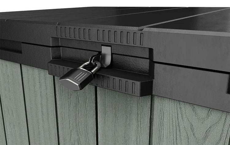 Detailansicht einer Gartenbox in Holzoptik mit einem Vorhängeschloss an der integrierten Verriegelung.