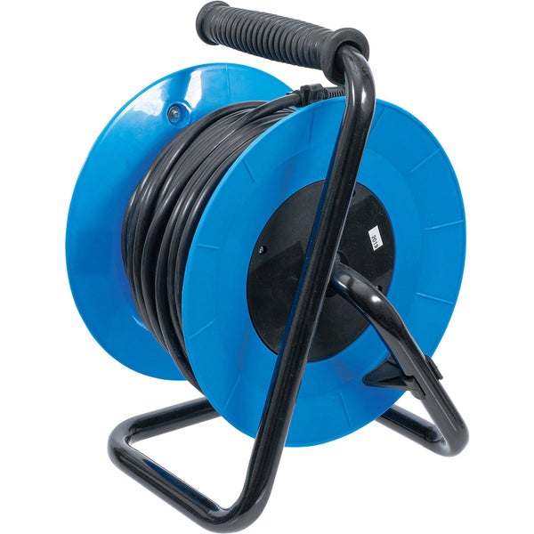 Blaue Kabeltrommel aus Kunststoff mit schwarzem Metallgestell und aufgerolltem schwarzem Kabel.