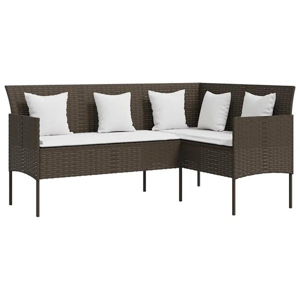 L-förmiges Garten-Ecksofa aus braunem Polyrattan mit weißen Sitzkissen und fünf Rückenkissen.