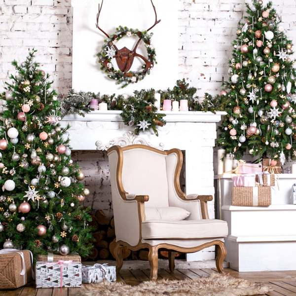 Weihnachtszimmer mit zwei Weihnachtsbäumen, Sessel, Geschenken und Kamin