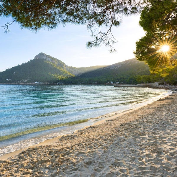 Landschaft mit Strand, Meer, Bergen und Sonnenschein