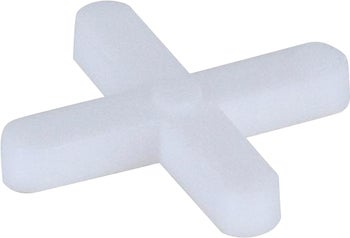 Ein einzelnes Kunststoff Fliesenkreuz für gleichmäßige Fugen beim Verlegen von Fliesen.