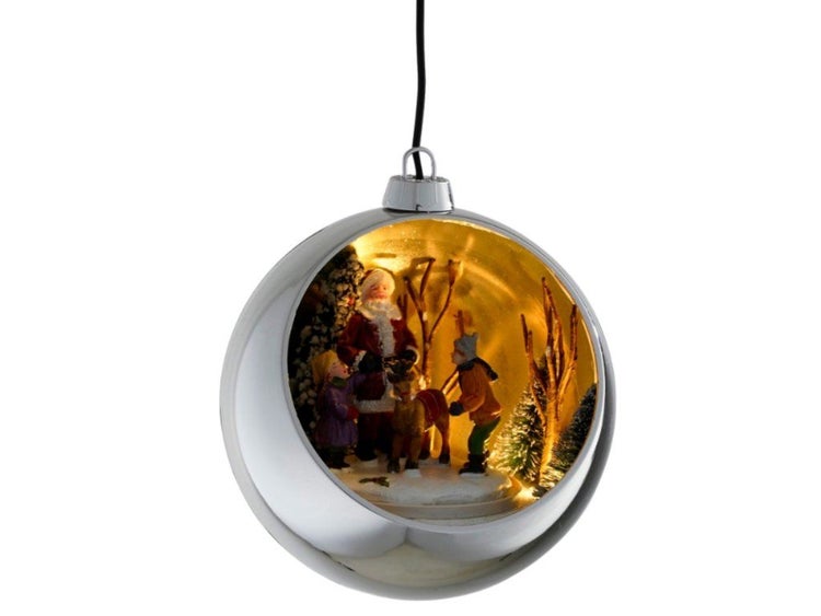 Weihnachtskugel zum Aufhängen mit beleuchteter Szene von Weihnachtsmann und Kindern im Wald