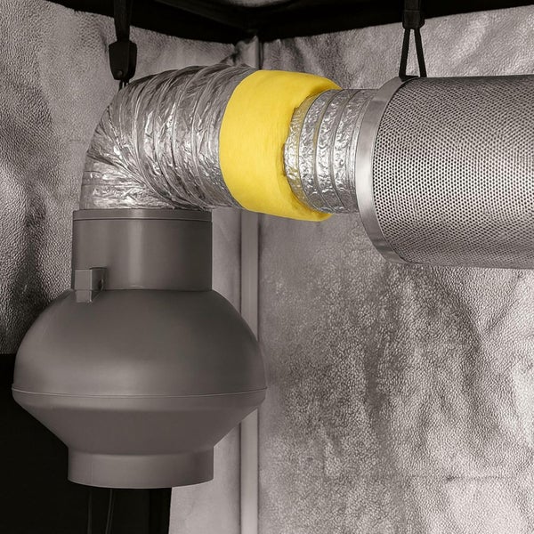 Belüftungssystem für Growboxen bestehend aus einem Rohrventilator, einem flexiblen Aluschlauch und einem Aktivkohlefilter in einer reflektierenden Box