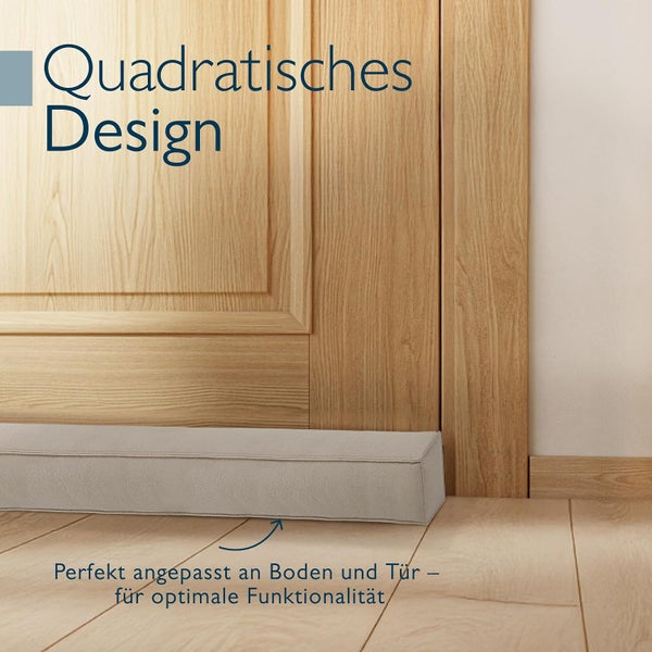 Quadratischer Zugluftstopper aus Stoff vor einer Holztür auf Holzboden. Text: Quadratisches Design, perfekt angepasst an Boden und Tür.