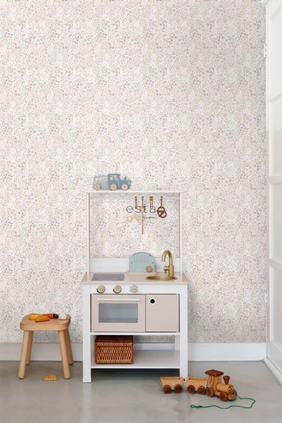 Kinderzimmer mit Blumentapete, Spielküche und Holzspielzeug