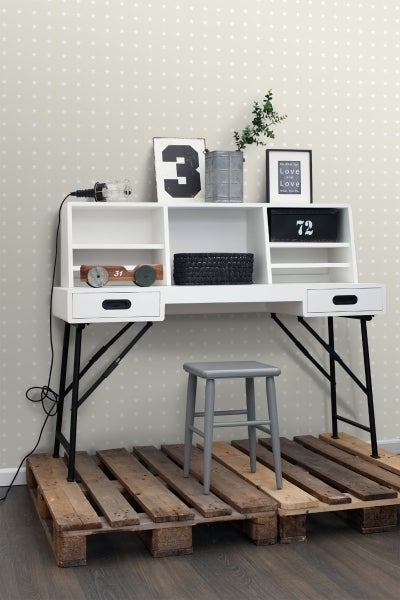 Schreibtisch mit Regalen, Schubladen und Hocker auf Holzpaletten