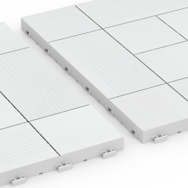 Weiße Klickfliesen für Balkon oder Terrasse mit praktischem Stecksystem sowie glatten und gerillten Oberflächenstrukturen.