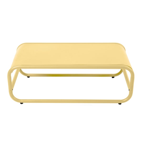 Gelber, rechteckiger Lounge-Beistelltisch aus Metall mit abgerundetem Gestell für den Garten oder die Terrasse.