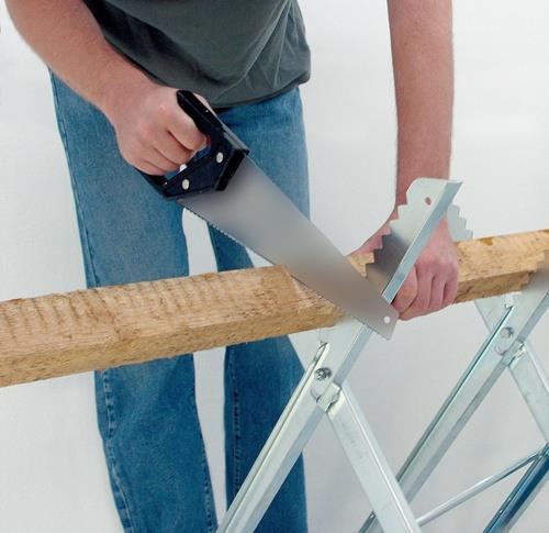 Geschmückter Weihnachtsbaum mit Schleife, Kugeln und Federn im Jutesack