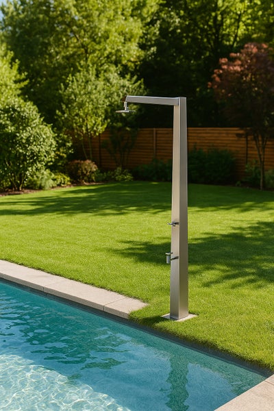 Moderne Gartenbrause aus Edelstahl mit Entnahmehahn neben einem Pool auf einer Rasenfläche im Garten.