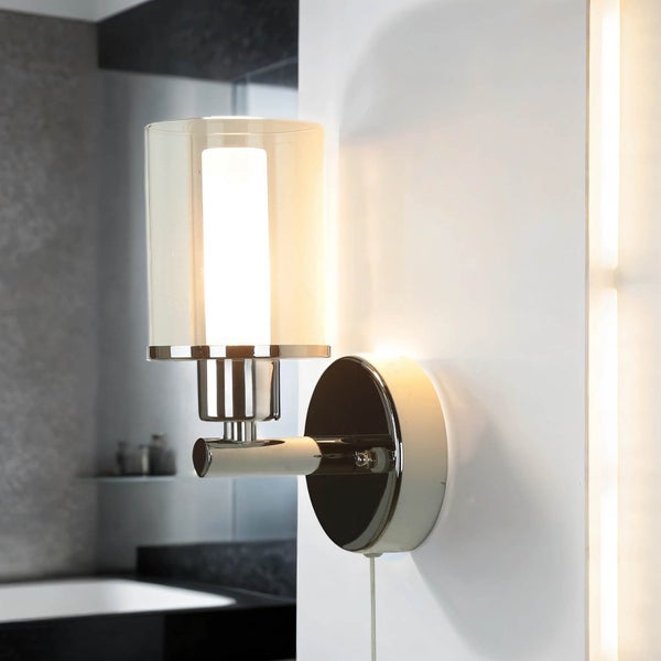Wandleuchte mit Glaszylinder und Zugschalter im Badezimmer