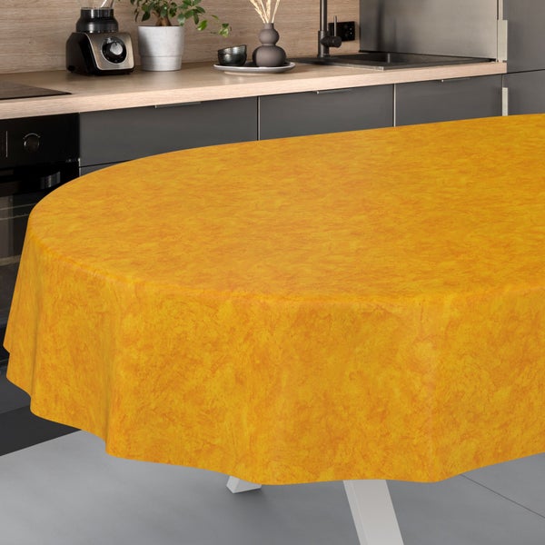 Strukturierte gelbe Tischdecke auf einem Tisch in einer modernen Küche.