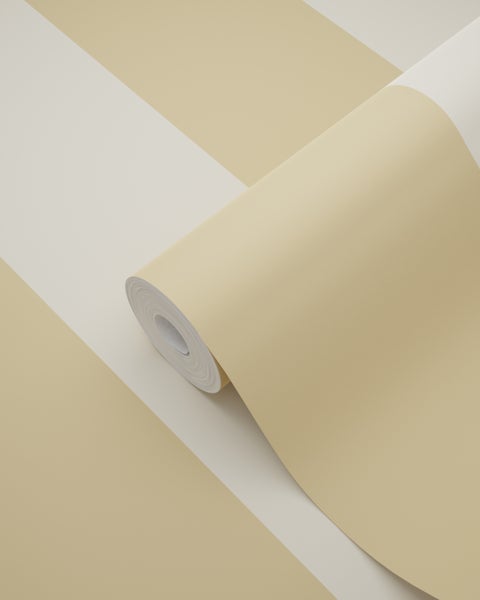 Gestreifte Vliestapete in Beige und Weiß, eine teilweise ausgerollte Rolle.