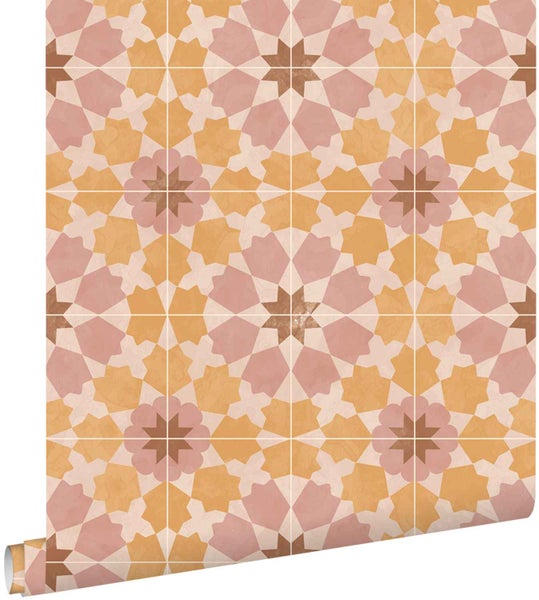 Tapete mit geometrischem Sternenmuster in Fliesenoptik und floralen Elementen.