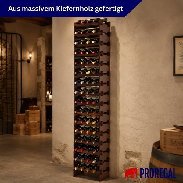 Hohes Weinregal aus massivem Kiefernholz, gefüllt mit Weinflaschen, in einem Weinkeller.