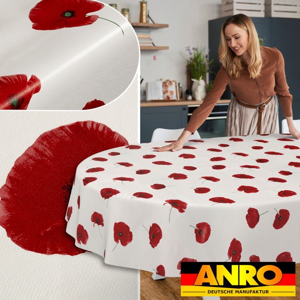 Eine Frau breitet eine runde Tischdecke mit Mohnblumenmuster in einer hellen Küche aus. Details des Materials und Blumendesigns. ANRO Logo.