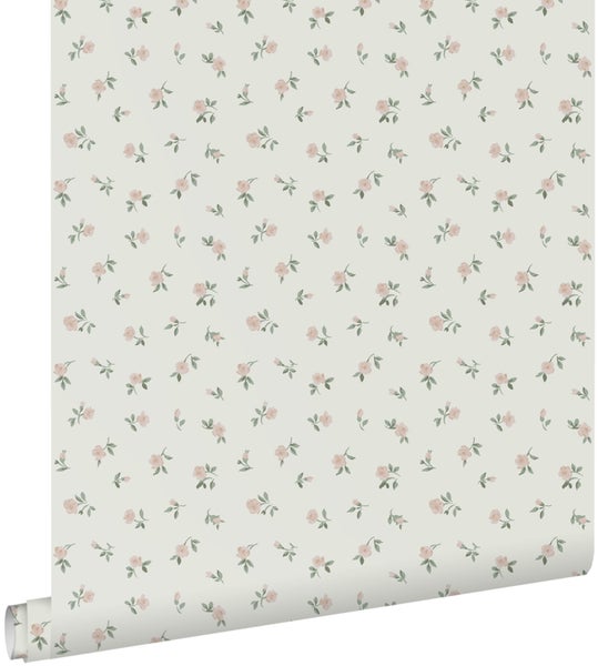 Vliestapete mit kleinem floralen Muster aus rosa Rosen und grünen Blättern.
