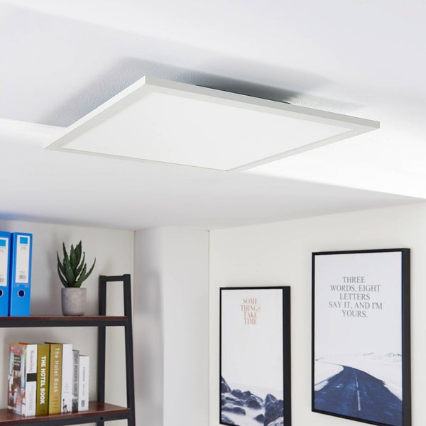 Quadratisches LED-Panel zur Deckenmontage in einem hellen, organisierten Arbeitszimmer mit Regal und Wandbildern.