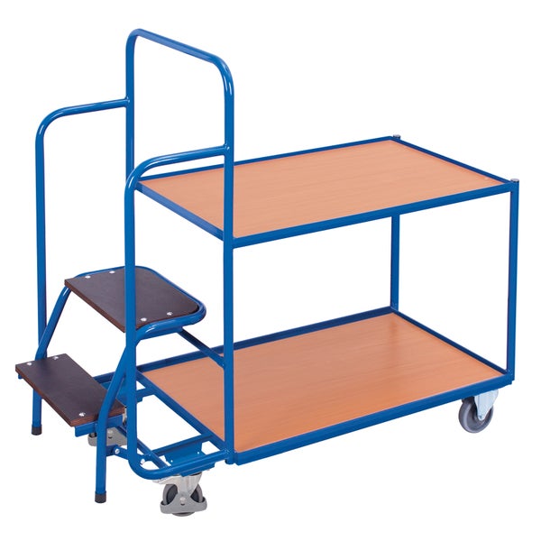 Etagenwagen mit zwei Ebenen und integrierter Treppe, stabiler Stahlrohrrahmen mit Holzwerkstoffplatten und Lenkrollen.