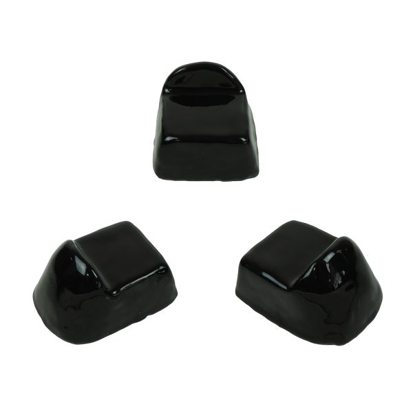 Drei schwarze Stuhlbeinkappen aus Kunststoff