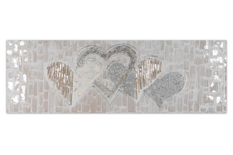 Wohnzimmer mit Sofa, Couchtisch und Wandbild mit Herzmotiven