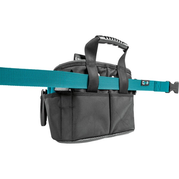 Schwarze Werkzeugtasche aus Textil mit mehreren Fächern, Tragegriff und türkisfarbenem Gürtel.