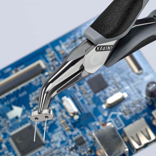 Zwei Ganzkörperspiegel mit abgerundeten Ecken in einem hellen Raum.