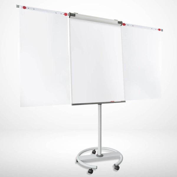 Mobiler Flipchart mit zwei ausklappbaren Seitenarmen und rundem Standfuß mit Rollen.