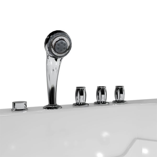 Fünfloch-Wannenrandarmatur aus verchromtem Metall mit Handbrause und drei Griffen auf einem weißen Badewannenrand.