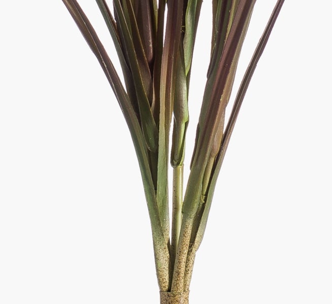 Künstlicher Farn mit grünen Wedeln und braunen Stielen.