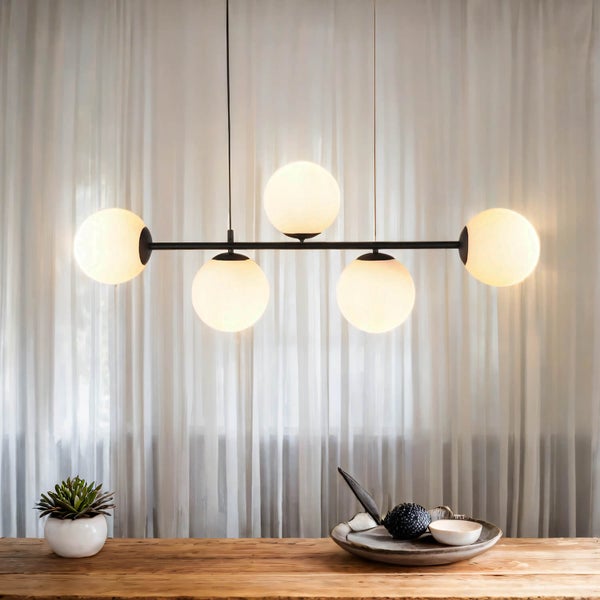 Hängelampe mit fünf Leuchtkörpern und runden Lampenschirmen über einem Holztisch