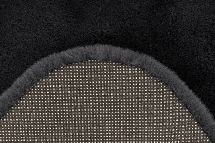 Kunstfellteppich mit weicher Oberseite und rutschhemmender Unterseite.