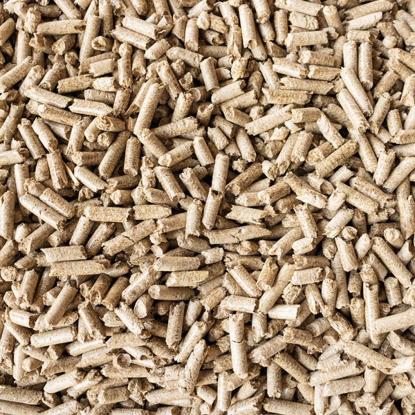 Nahaufnahme von Holzpellets zum Heizen für Kamine und Pelletöfen.