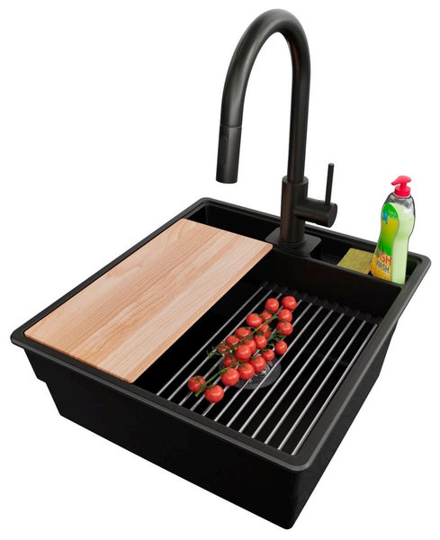 Spüle mit Abtropffläche, Schneidebrett, Armatur, Geschirrspülmittel und Tomaten