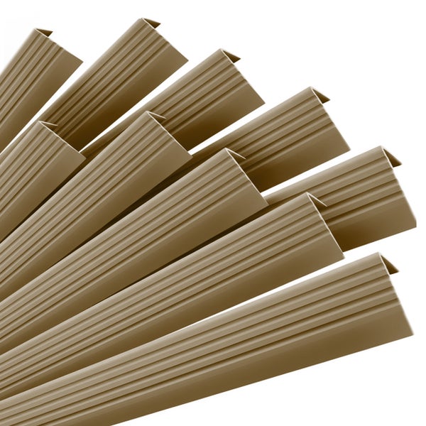 Mehrere braune Treppenkantenprofile aus Kunststoff