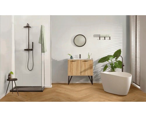Helles Badezimmer mit Dusche, Waschbeckenunterschrank, Badewanne und Holzboden