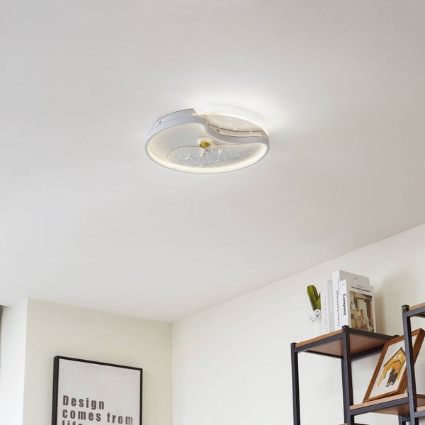 Moderne LED-Deckenleuchte mit dekorativem Astronauten- und Monddesign, montiert an einer weißen Decke in einem hellen Raum.