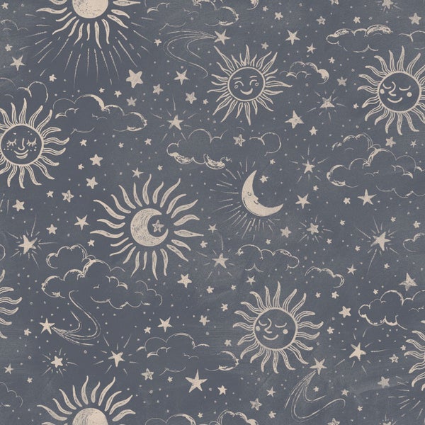 Tapete mit handgezeichnetem Muster aus Sonnen, Monden, Sternen und Wolken im Himmelsdesign.